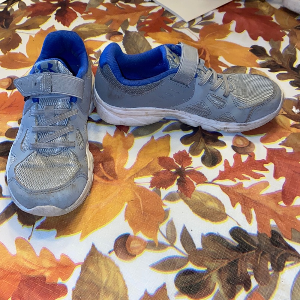 Boys size 2 gray Under Armour Velcro strap sneakers